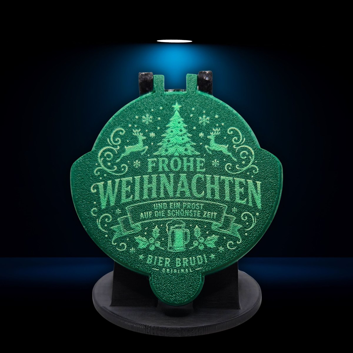 Grüne SafeCap mit Gravur „Frohe Weihnachten und ein Prost auf die schönste Zeit“ mit Tannenbaum und Rentieren